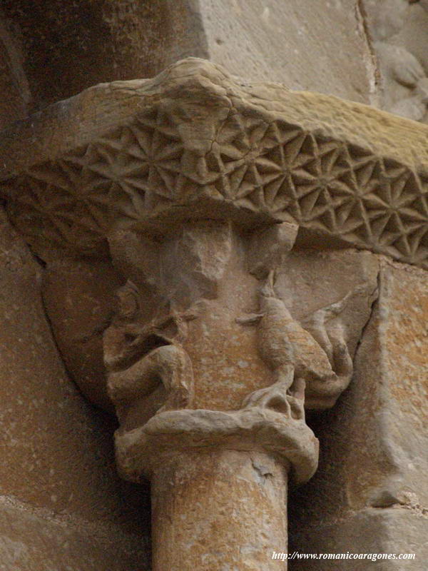 CAPITEL DEL EXTERIOR DEL TEMPLO - CENTAURO SAGITARIO Y MÓNSTRUO